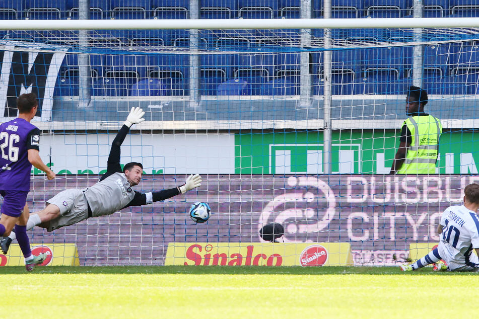 Duisburg-Spieler Alexander Esswein (r.) trifft zum 1:1 gegen Aue-Keeper Martin Männel.