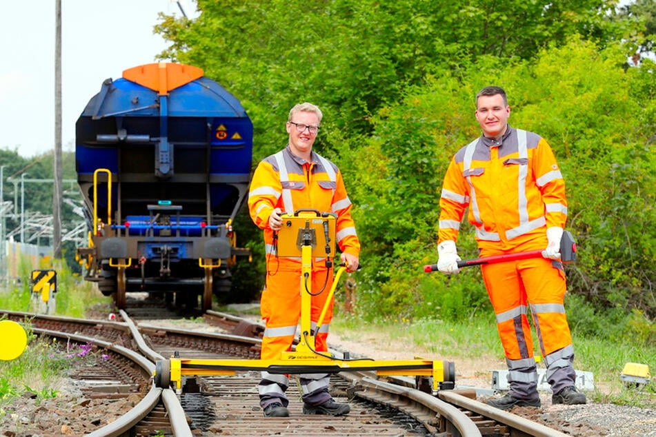 Das Team der Gleisbauer (m/w/d) hält das Schienennetz der Deutschen Bahn instand und sorgt so für den sicheren Bahnverkehr.