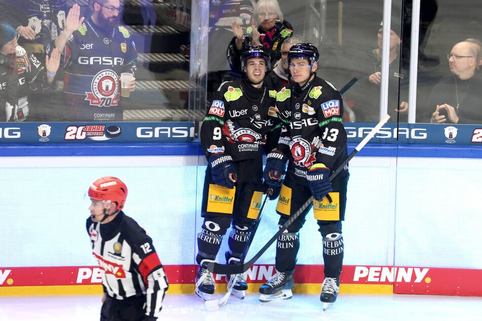 Ty Ronning (27, l.) weinte nach seinem Tor zum 1:0 hemmungslos.