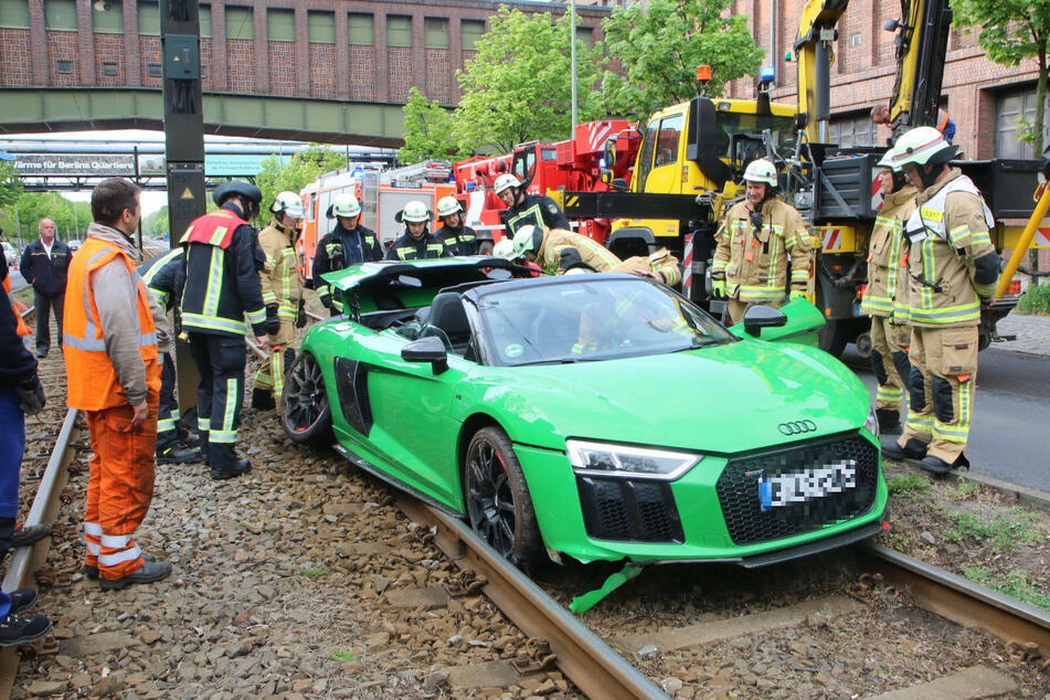 Rüstet die BVG etwa auf? Sportwagen auf Straßenbahn-Schienen