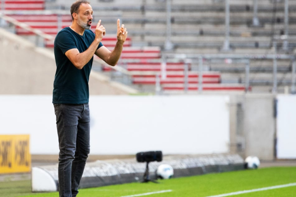 Dirigiert seine Elf von der Seitenlinie aus: VfB-Coach Pellegrino Matarazzo (42).