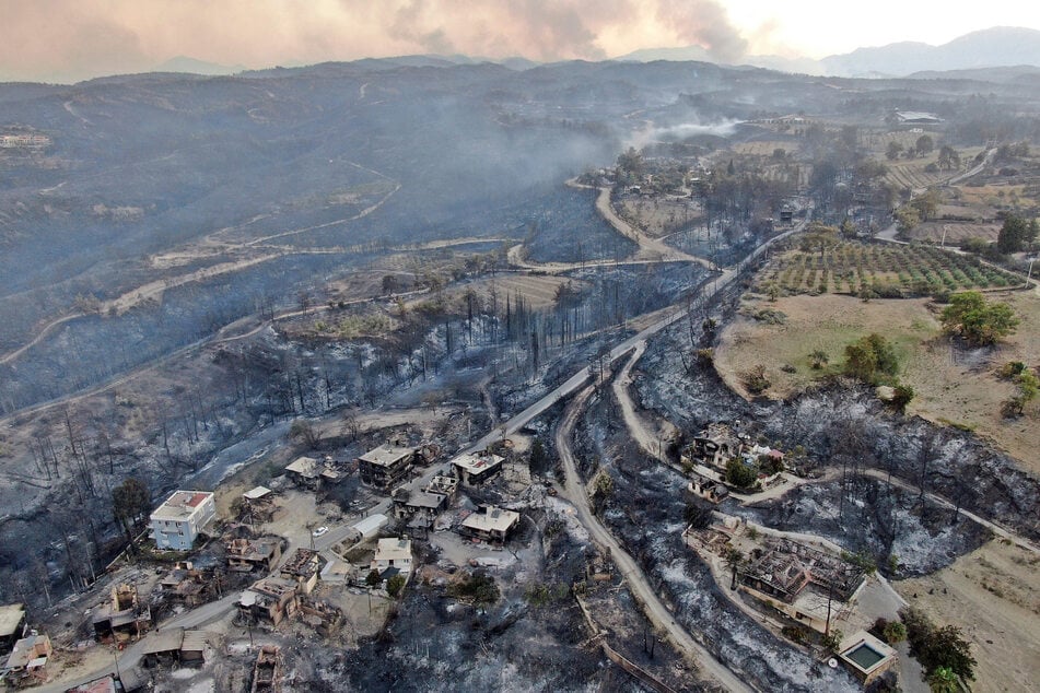 Eine Luftaufnahme zeigt zerstörte Häuser im Dorf Manavgat nach einem Waldbrand.