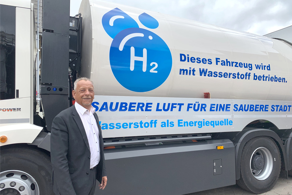 Fuhrparkleiter Thomas Maas freut sich über die klimaneutrale Entwicklung der Müllautos im Fuhrpark der Hamburger Stadtreinigung.