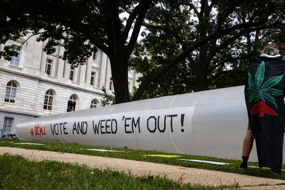 A giant, inflatable joint was displayed next to the US Senate last month as part of a demonstration to legalize cannabis and end the Harris Rider, the rider in the current 2022 proposed federal budget that blocks Washington DC from legalizing recreational marijuana.
