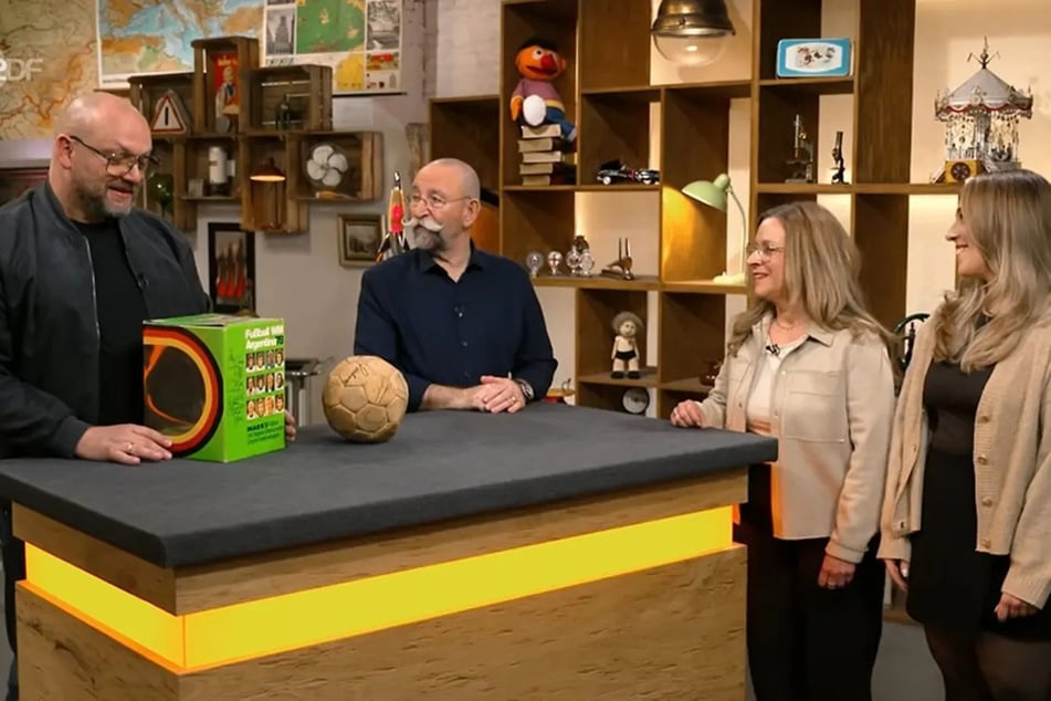 Anja Siebelts und ihre Tochter Celina Wollschläger wollen einen Fußball von der Weltmeisterschaft 1978 bei "Bares für Rares" verkaufen.