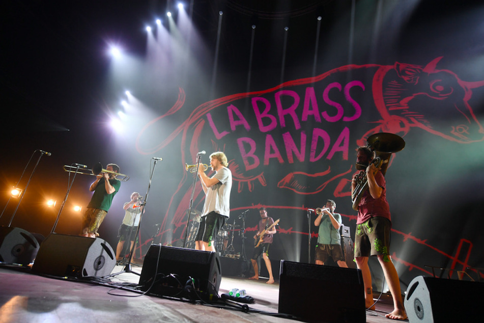 Die Band LaBrassBanda wird ihr neues Album auf einer kleinen Biergartentour vorstellen. (Archivbild)