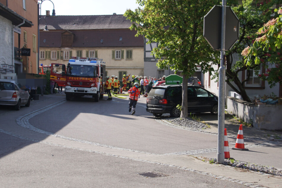 Die Feuerwehr hat den Bereich um das brennende Haus abgesperrt.