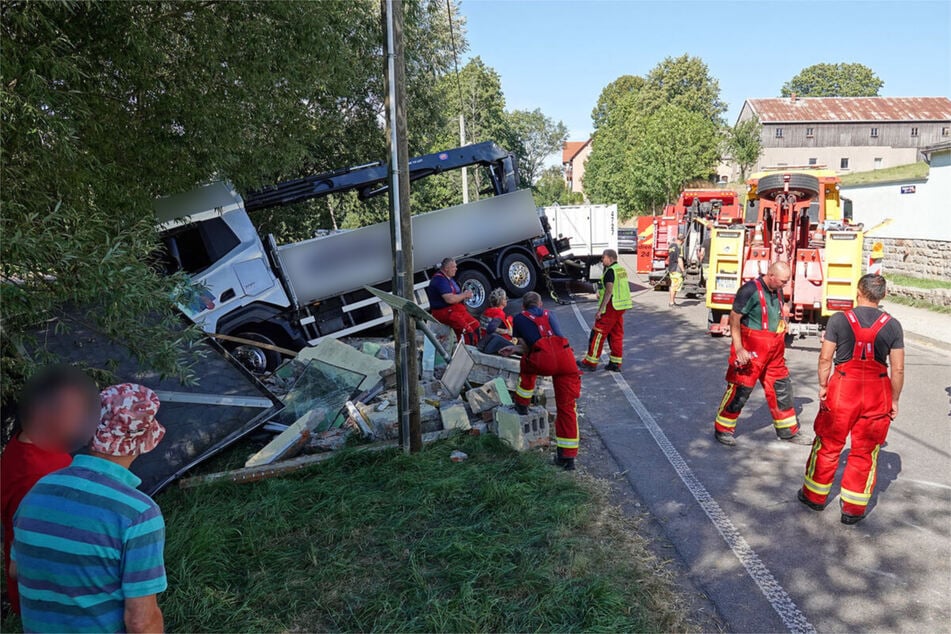 Zahlreiche Einsatzkräfte der Feuerwehr und Polizei waren vor Ort, um das verunglückte Fahrzeug samt dem Fahrer zu bergen.