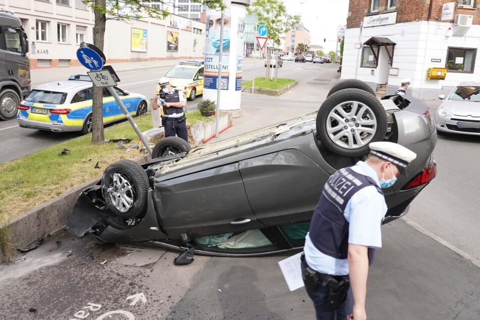 Opel-Fahrerin überschlägt sich bei heftigem Unfall in Stuttgart