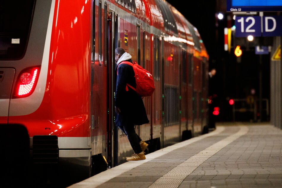 Wegen Bauarbeiten der Bahn müssen Fahrgäste bis Ende November auf der Strecke zwischen Frankfurt und Wiesbaden mit Zugausfällen und Umleitungen rechnen. (Archivbild)