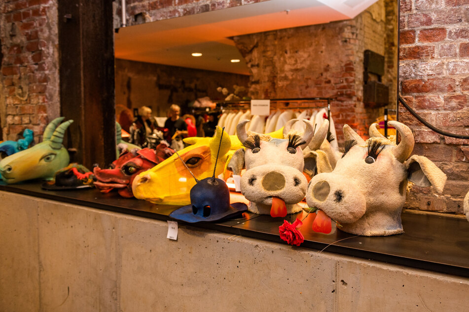 Ob Ziege, Schaf, Pferd, Kuh oder Insekt - die verrücktesten Masken reihen sich zur Tierparade.