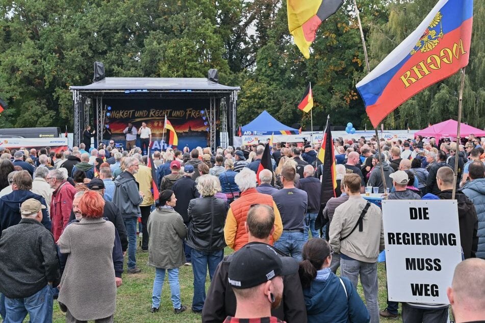 AfD-Anhänger kommen am Tag der Einheit unter Protest in Fürstenwalde zusammen.