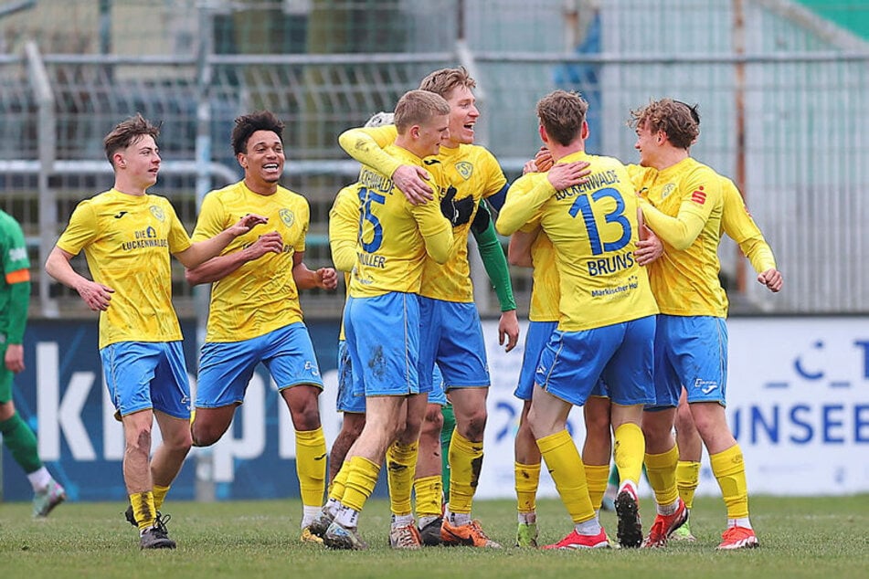 Jubel bei den Luckenwaldern nach dem Doppelschlag zur 2:1-Führung.