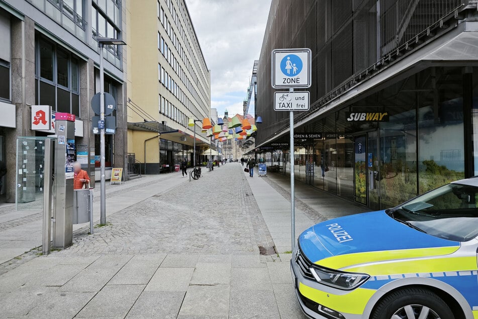 In der Straße "Am Rathaus" in Chemnitz rastete eine Frau (36) am Dienstag völlig aus.
