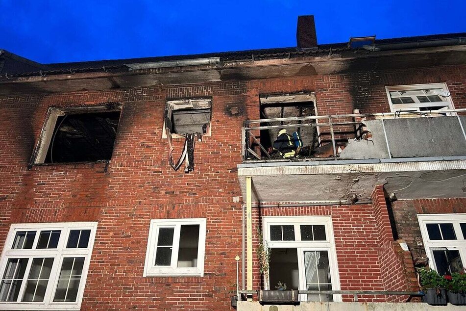 Die Eltern waren mit ihren Kindern aus dem Fenster gesprungen und verletzten sich schwer.