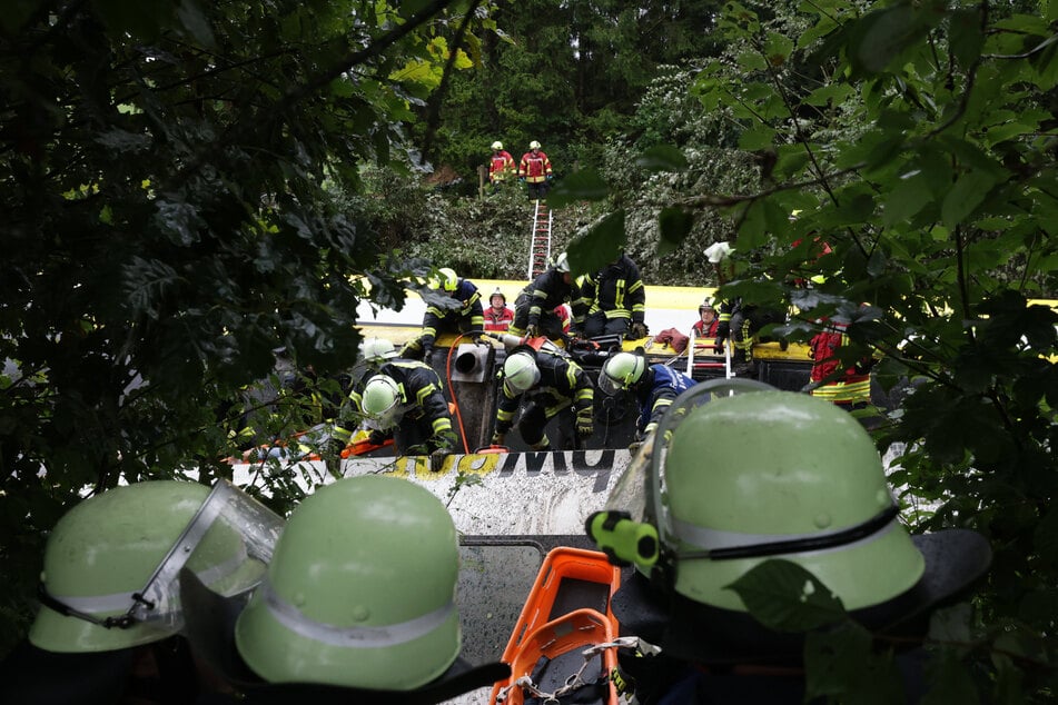 Zeitweise befanden sich über 200 Einsatzkräfte am Unglücksort.