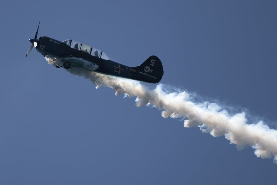 Zwei Kunstflugzeuge vom Typ Yakovlev Yak-52, wie dieses, waren in das Unglück verwickelt. (Symbolbild)