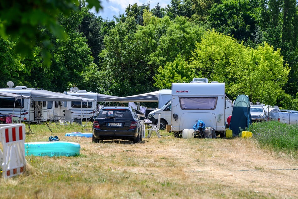 Mit Wohnwagen und Transportern campiert eine Gruppe Roma seit fast einer Woche in Zwickau-Eckersbach.