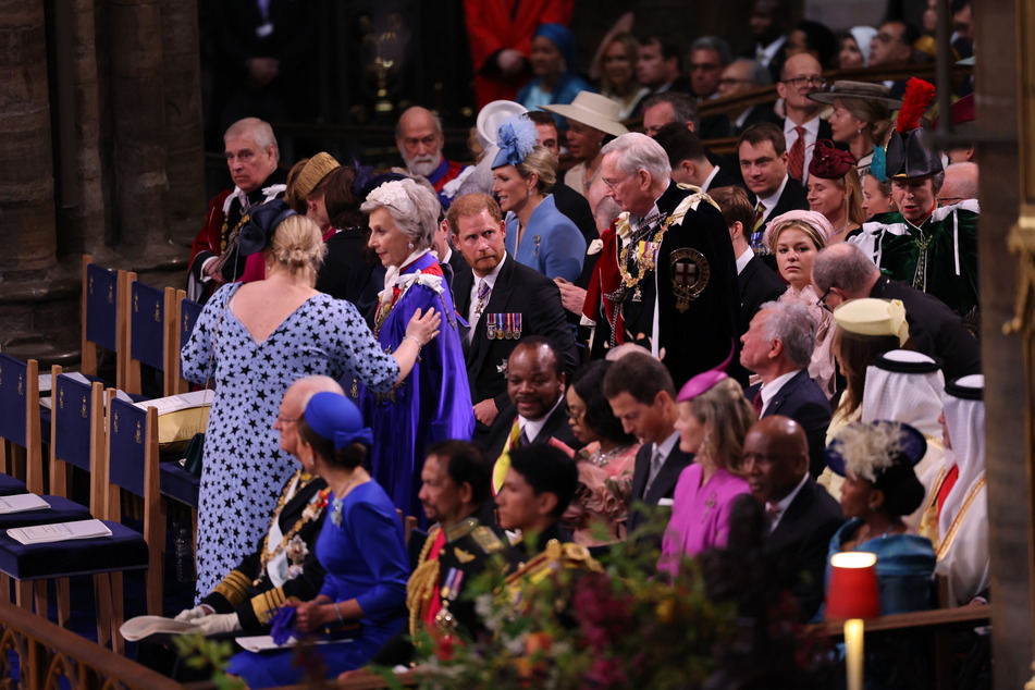 Prinz Harry (38, M) sitzt während der Krönung bei den royalen Gästen.