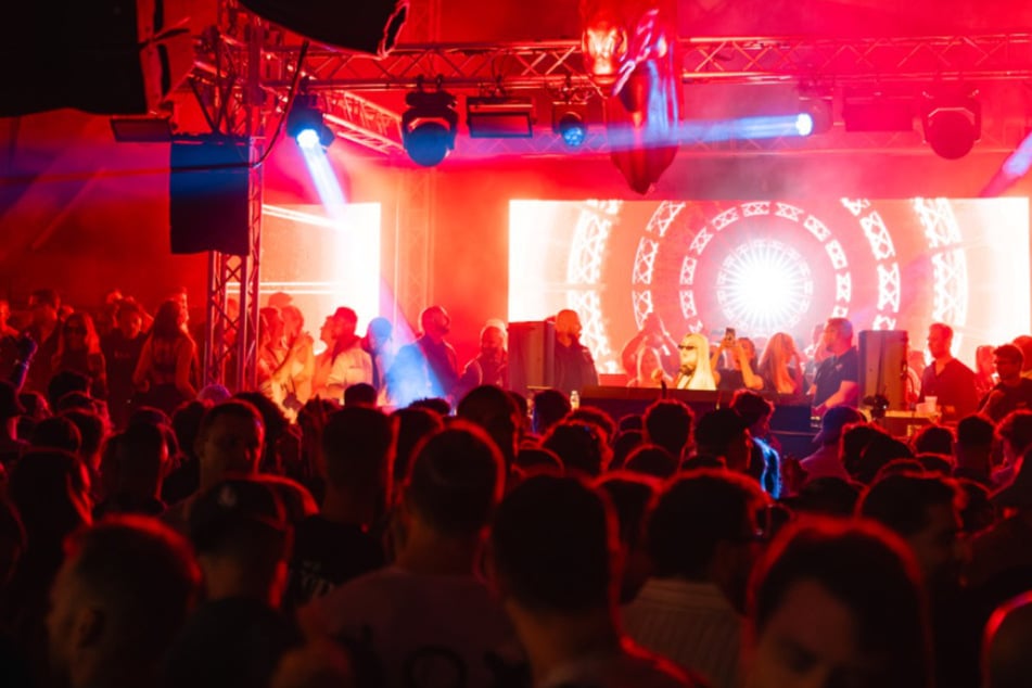 Mehrere Opfer nach Schüssen auf Techno-Festival: DJ spricht von "herzzerreißenden" Momenten und trauert um Freund