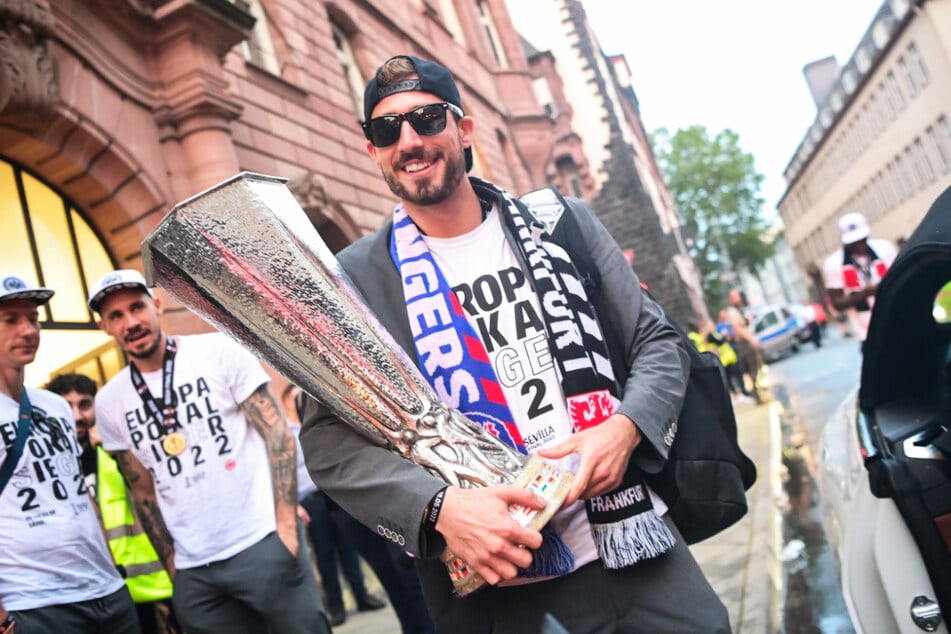 Elfmeter-Held Kevin Trapp (31) setzte nach der durchzechten Nacht lieber eine Sonnenbrille auf.