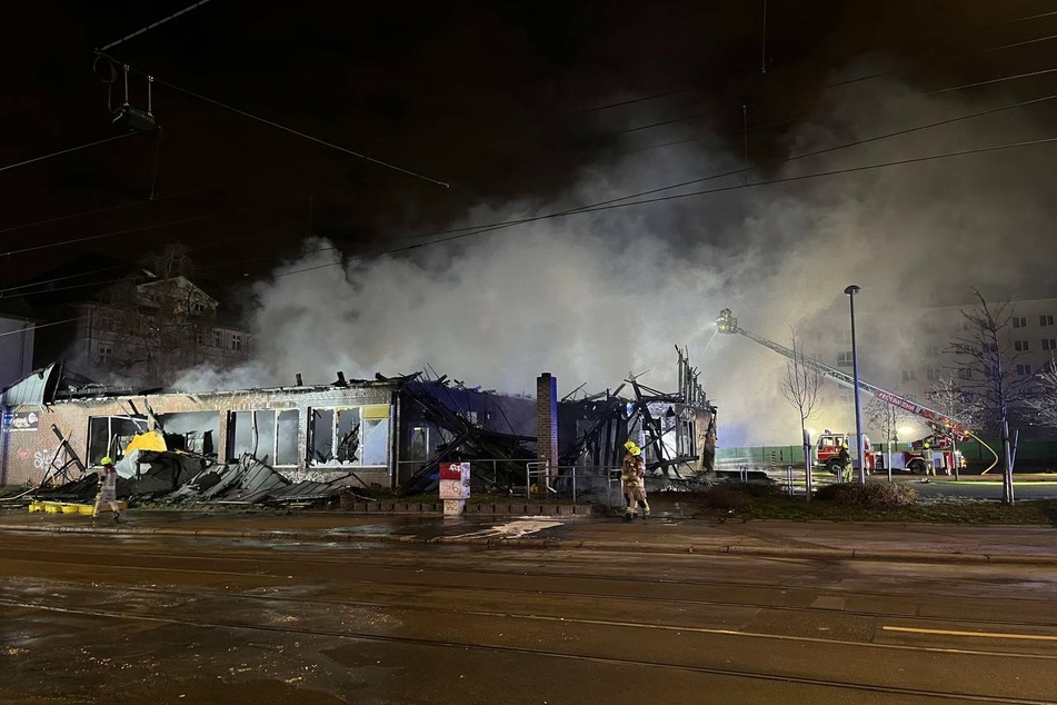 Bei dem Feuer in Berlin-Lichtenberg ist der Supermarkt komplett ausgebrannt.