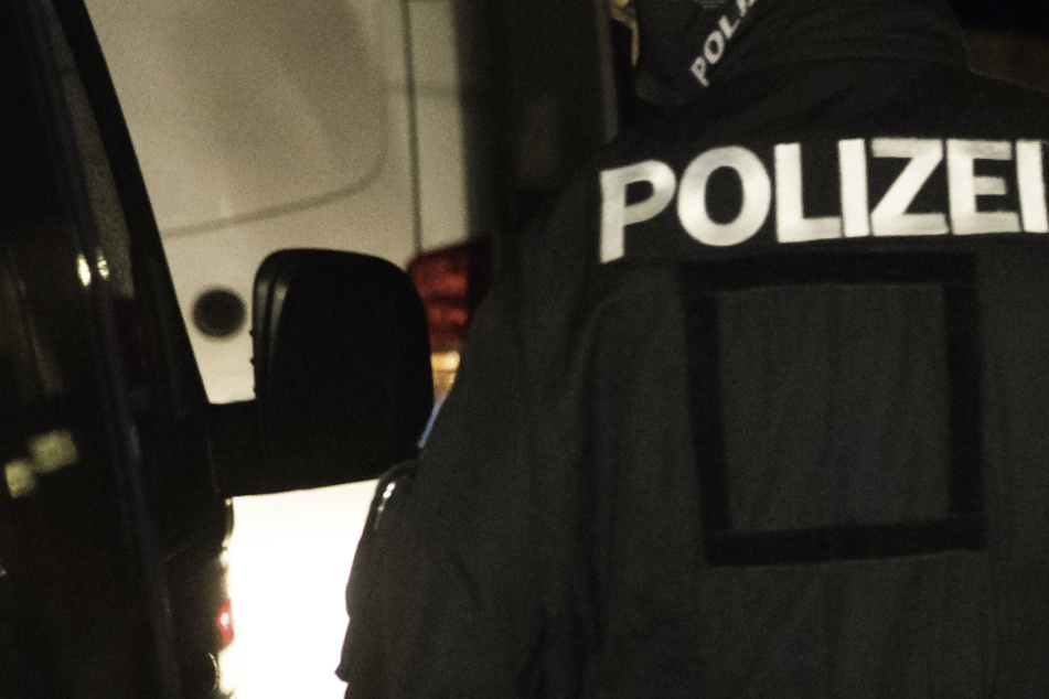 Ein Asylsuchender versuchte, einem Beamten die Waffe zu entreißen (Symbolbild)
