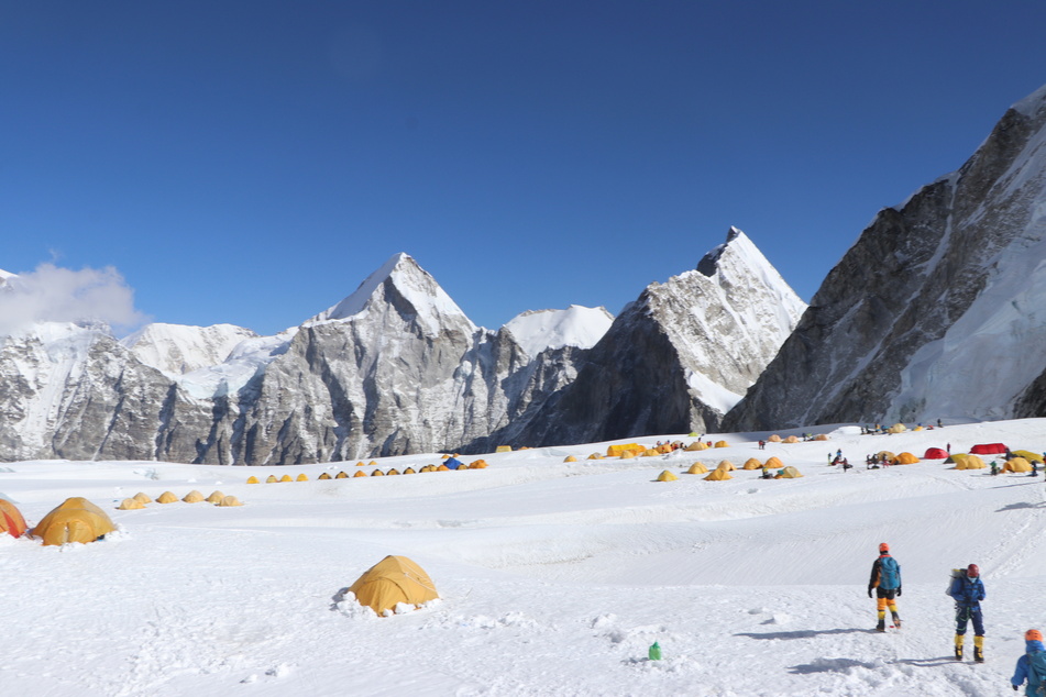 Khim Lal Gautam und seine Teamkollegen begeben sich zum Lager 1. Im Hintergrund sind der Berg Pumori und der Berg Lingtrin zu sehen.