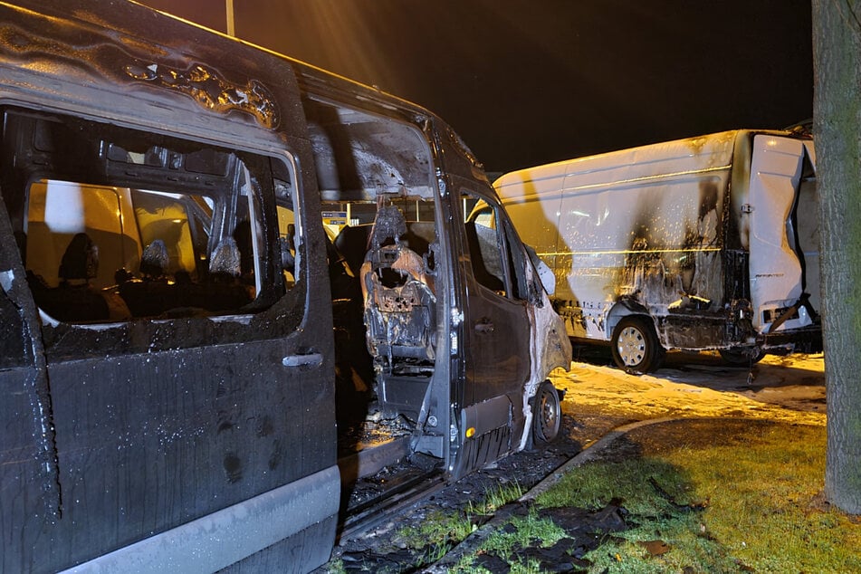 Die Flammen am angezündeten Sprinter haben auf zwei weitere Fahrzeuge übergegriffen.