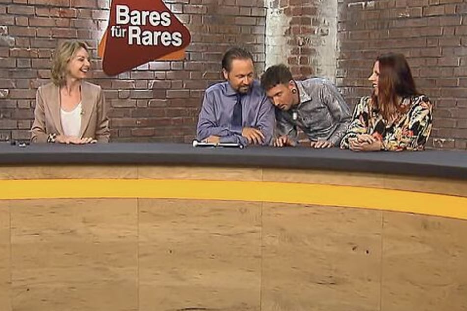 Auch im Händlerraum ist man von dem Schild sehr angetan.