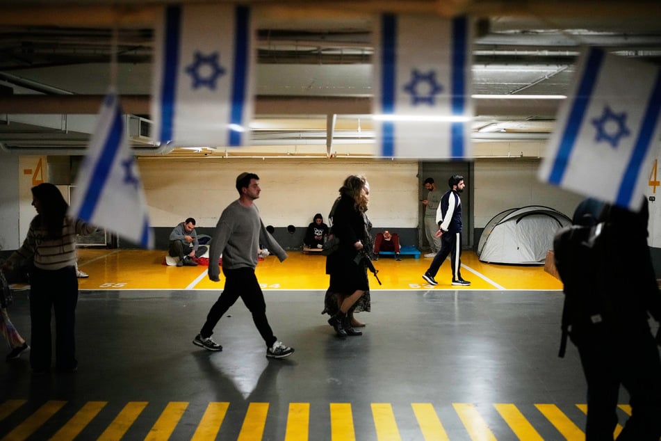 Israelis suchen Schutz in einer Tiefgarage.