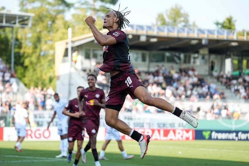 Dieses Tor wollte er unbedingt! Xavi Simons (22) sorgte für den 4:2-Endstand gegen Sandhausen. Sein letztes Tor für RB Leipzig?