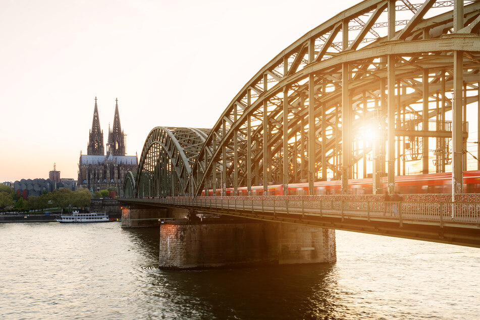 Der Rhein in Köln im Sonnenlicht. Bis zu 37 Grad sind vorausgesagt.