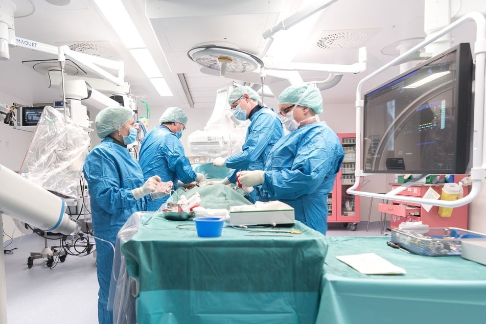 Dans le bloc opératoire, il peut y avoir de l'agitation. Un contrôle de comptage basé sur l'IA serait d'une grande aide pour les équipes médicales.