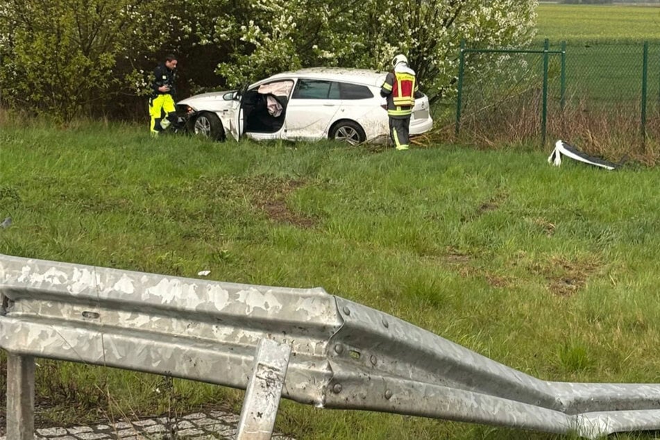 Das Auto kam neben der Autobahn zum Stehen.