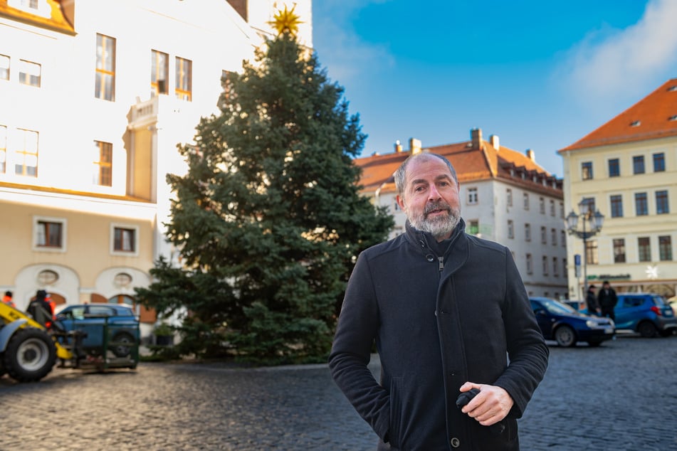 Bürgermeister Albrecht Gubsch (60) vor dem in der Nacht gefällten Weihnachtsbaum - seit dem Mittag steht er wieder.