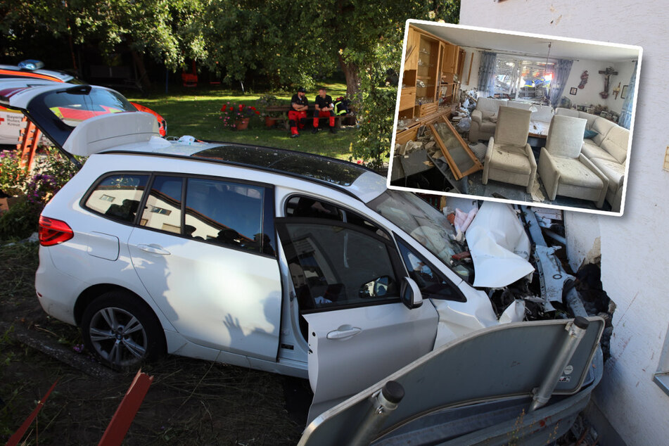 Auto kracht in Wohnzimmer: Senior stirbt, Beifahrerin lebensgefährlich verletzt
