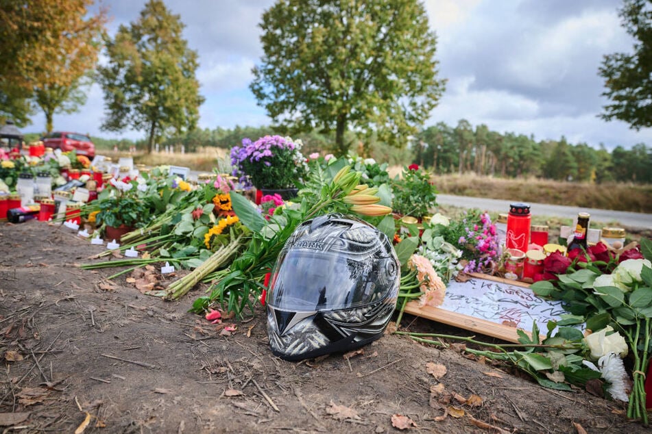 Blumenmeer wächst: Große Trauer nach Tod von vier jungen Mopedfahrern