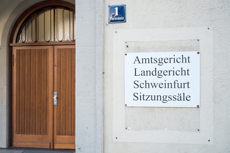 Obwohl es der Jugendlichen immer schlechter ging, holten ihre Eltern keine ärztliche Hilfe. Deshalb müssen sie sich ab dem heutigen Donnerstag vor dem Landgericht Schweinfurt verantworten. (Symbolbild)