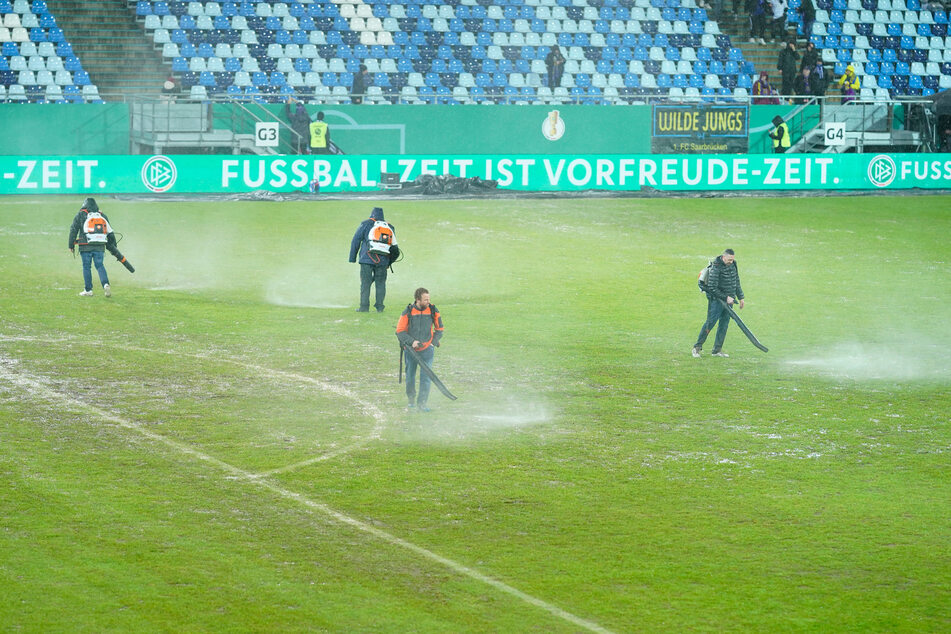 Gegen die nicht versickernden Wassermassen im Saarbrücker Ludwigsparkstadion war kein Kraut gewachsen.