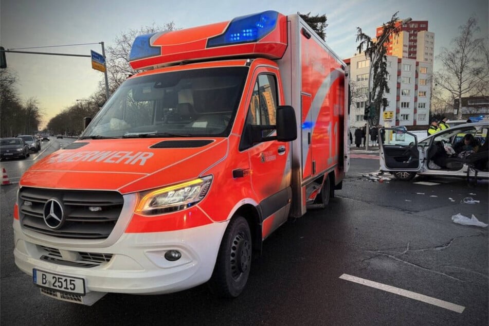 Die Autofahrerin musste von der Feuerwehr aus ihrem Wagen befreit werden.