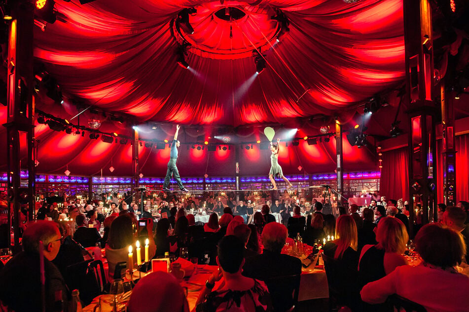Während die Gäste der Show speisen, wird ihnen bei "PALAZZO" ein Varieté-Programm geboten.