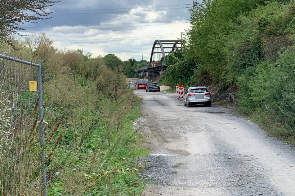 Im Bereich dieser Bahnbrücke wurden die beiden Männer von dem Regionalzug tödlich erfasst.