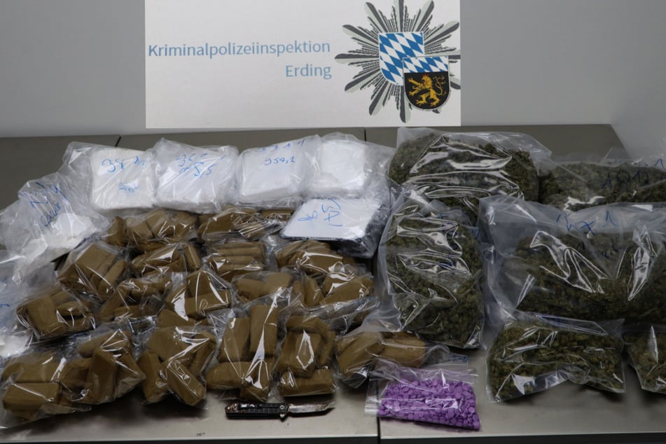 Die Kripo Erding zeigt ihren Drogenfund. Insgesamt wurden rund 21,3 Kilogramm Rauschgift beschlagnahmt.
