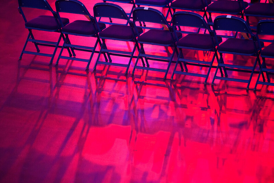 Stühle stehen aufgereiht in einer Konzerthalle: Auch die Bühne blieb an diesem Abend leer. (Symbolbild)