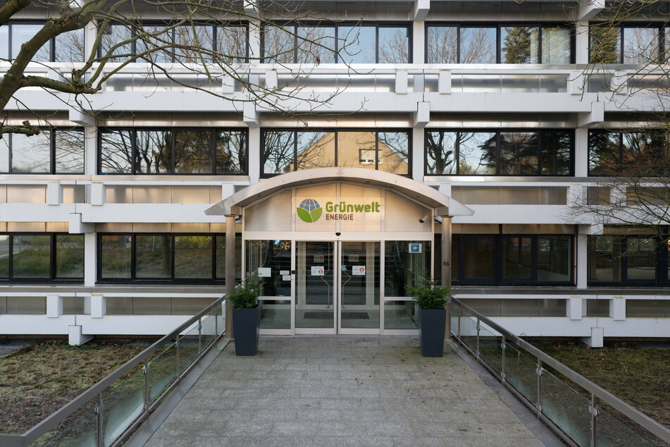 Der Billigstrom-Anbieter "Stromio" (l. das Firmengebäude im nordrhein-westfälischen Kaarst) kündigte im Dezember seinen Kunden die Verträge.