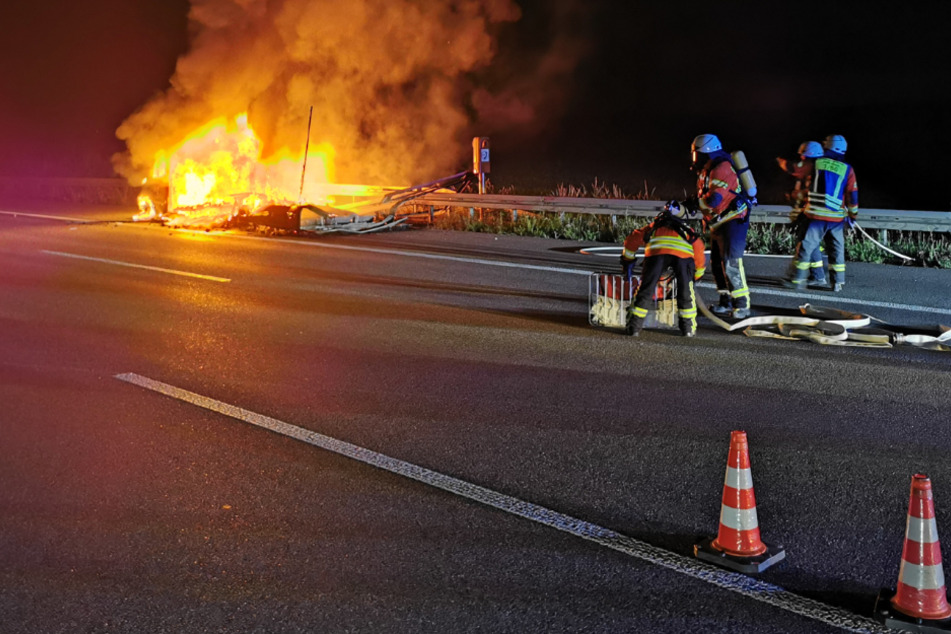 Flammen-Inferno auf der A6: Kleinlaster fängt während Fahrt Feuer