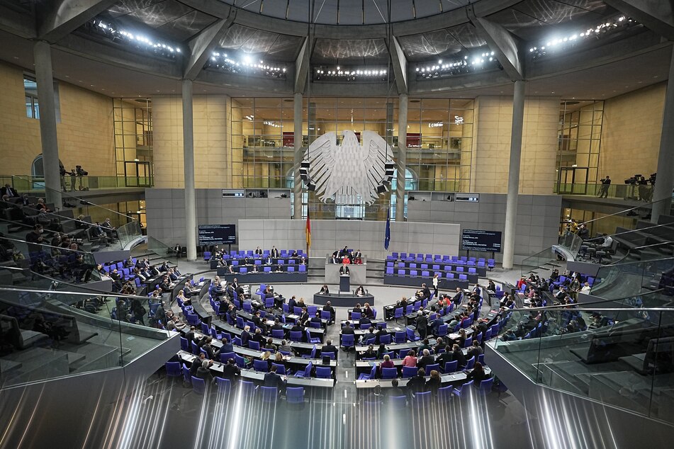 Der Bundestag hat Donnerstag mit einem gemeinsamen Antrag der Union und der regierenden Ampel-Parteien für eine Lieferung schwerer Waffen an die Ukraine gestimmt.
