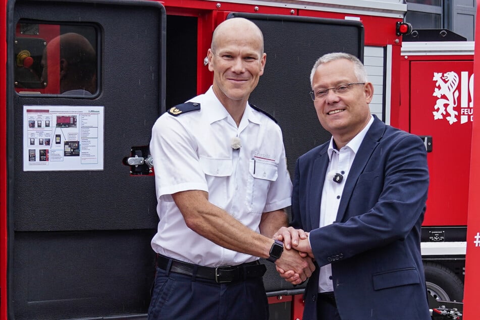 Dresdens Feuerwehr-Chef Michael Katzsch (46, l.) und Sicherheitsbürgermeister Jan Pratzka (53, CDU) sind froh über die wichtige Anschaffung.
