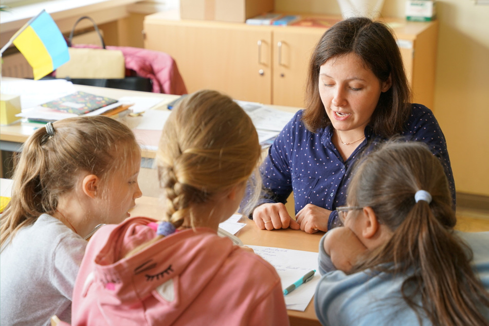 In ihrer Heimat in der Ukraine tobt der Krieg: Flüchtlingskinder in Dresden üben Lesen mit ihrer Lehrerin.